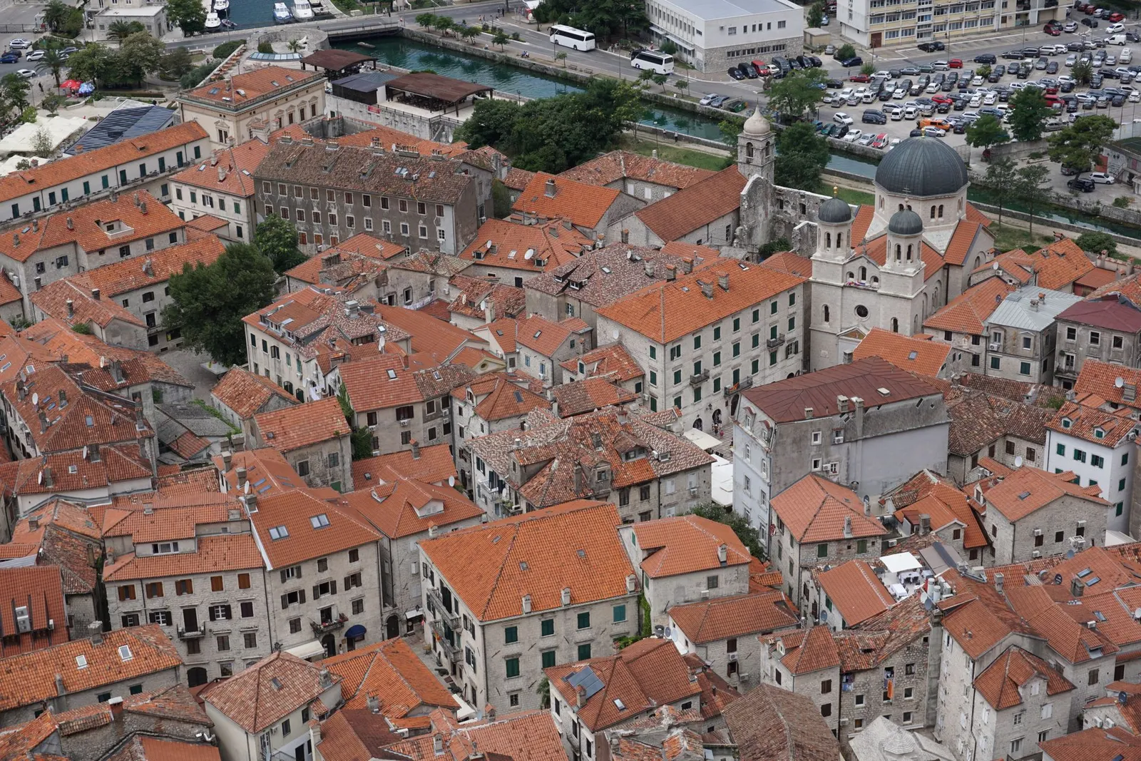 Stare Miasto Kotor widziane ze schodów twierdzy