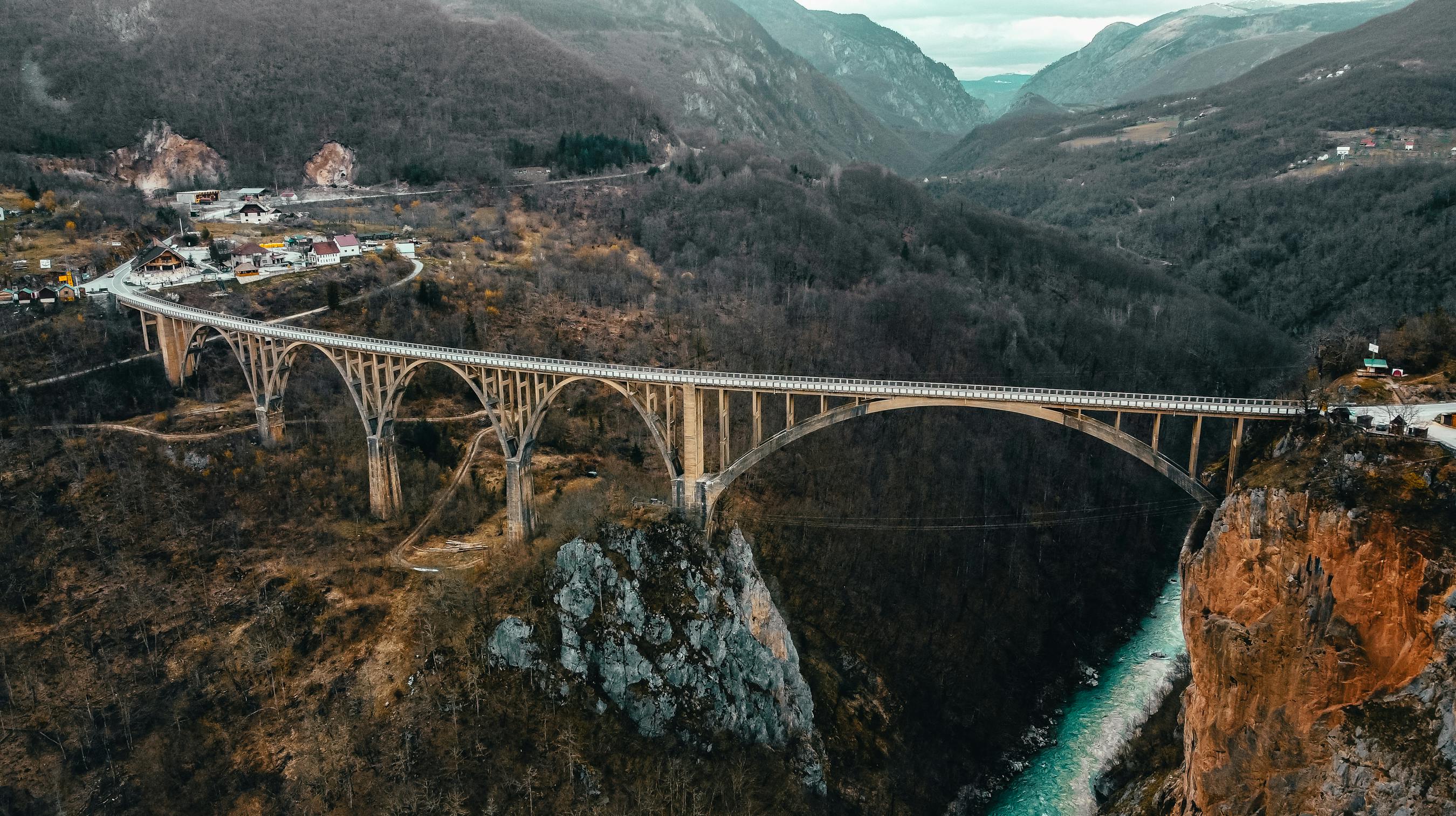 Il ponte Durdevica Tara che attraversa il canyon del fiume Tara, nel nord del Montenegro